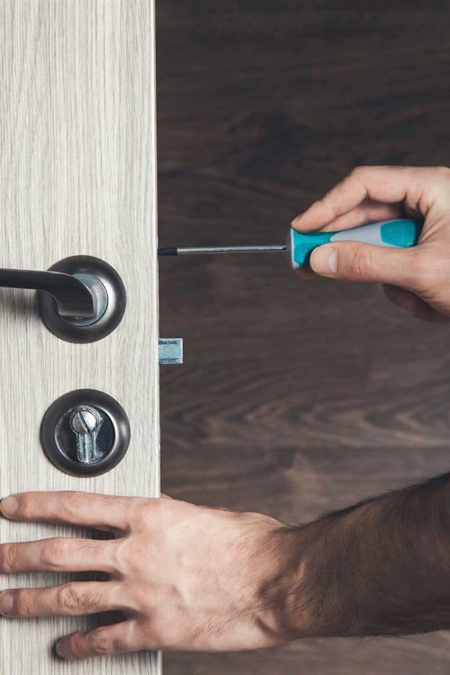 Cerrajero 24 horas abriendo una puerta en Santiago