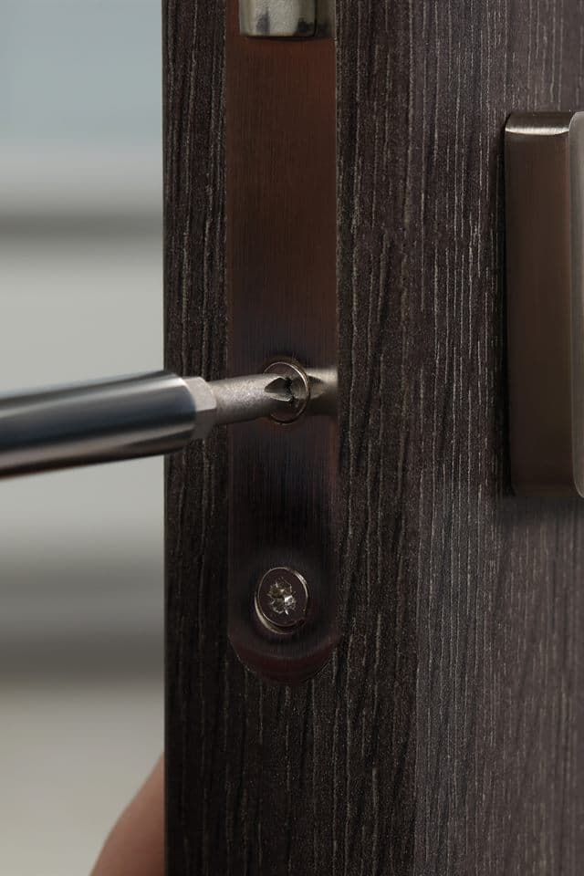 Cerrajeros en Santiago de Compostela instalando una cerradura de seguridad